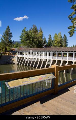 Tahoe City barrage sur la rivière Truckee, Lake Tahoe, California, USA Banque D'Images