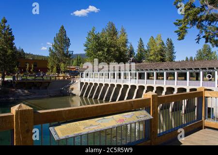 Tahoe City barrage sur la rivière Truckee, Lake Tahoe, California, USA Banque D'Images