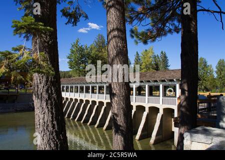 Tahoe City barrage sur la rivière Truckee, Lake Tahoe, California, USA Banque D'Images