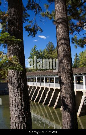 Tahoe City barrage sur la rivière Truckee, Lake Tahoe, California, USA Banque D'Images