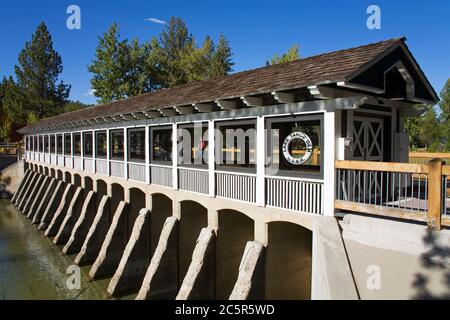 Tahoe City barrage sur la rivière Truckee, Lake Tahoe, California, USA Banque D'Images