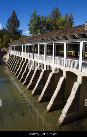 Tahoe City barrage sur la rivière Truckee, Lake Tahoe, California, USA Banque D'Images