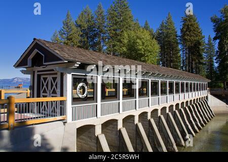 Tahoe City barrage sur la rivière Truckee, Lake Tahoe, California, USA Banque D'Images