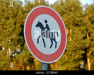 Pas de panneau d'équitation avec un cheval et un cavalier Banque D'Images