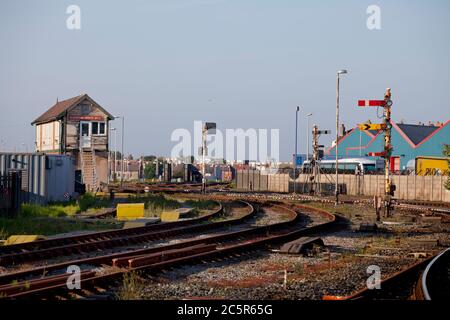 Signaux mécaniques domestiques et ferroviaires éloignés à Blackpool nord avec la boîte de signalisation numéro 2 de Blackpool nord derrière. Banque D'Images