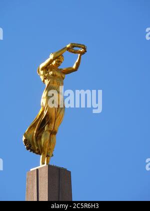 Le Monument du souvenir (Monument du souvenir; la Gelle FRA; la Dame d'Or), est un monument commémoratif de guerre de la ville de Luxembourg. Situé sur la place de la Constitution Banque D'Images