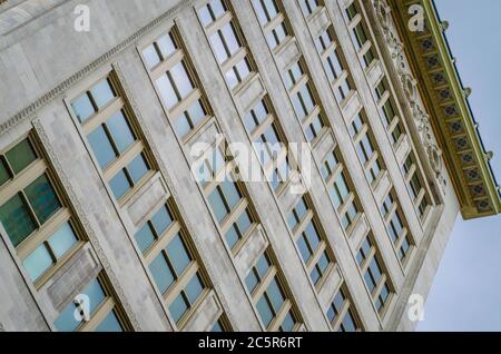 Le bâtiment Van Antwerp est photographié, le 3 juillet 2020, à Mobile, Alabama. Construit en 1907, il a été le premier gratte-ciel en béton armé de l'État. Banque D'Images