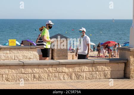 Huelva, Espagne - 4 juillet 2020: Le gardien de la plage de Junta de Andalucia contrôle l'accès à la plage d'Islantilla pour coronavirus covid-19 preventi Banque D'Images