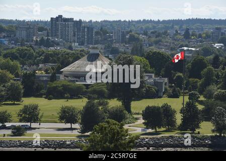 Vue sur le parc Vanier, le centre spatial H.R. MacMillan et le planétarium (bâtiment au centre) à Vancouver, Colombie-Britannique, Canada. Appartement towe Banque D'Images