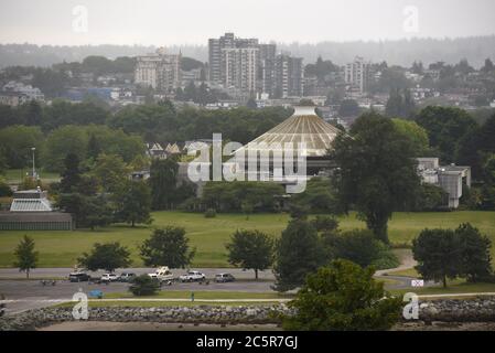 Vue sur le parc Vanier, le centre spatial H.R. MacMillan et le planétarium (bâtiment au centre) lors d'une journée pluvieuse à Vancouver, en Colombie-Britannique, au Canada. Banque D'Images