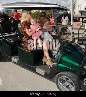 Homestead, États-Unis d'Amérique. 20 novembre 2011. HOMESTEAD, FL - NOVEMBRE 20 : (COUVERTURE EXCLUSIVE) chauffeur de voiture de course Jimmie Johnson, femme Chandra Janway (M. 10-déc-2004) avec leur jeune fille Geneviève Marie Johnson ou GM pour courte durée à la NASCAR Sprint Cup Series Ford 400 au Homestead-Miami Speedway le 20 novembre 2011 à Homestead, Floride personnes: Chandra Janway Johnson, Geneviève Marie Johnson crédit: Storms Media Group/Alay Live News Banque D'Images