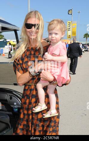 Homestead, États-Unis d'Amérique. 20 novembre 2011. HOMESTEAD, FL - NOVEMBRE 20 : (COUVERTURE EXCLUSIVE) chauffeur de voiture de course Jimmie Johnson, femme Chandra Janway (M. 10-déc-2004) avec leur jeune fille Geneviève Marie Johnson ou GM pour courte durée à la NASCAR Sprint Cup Series Ford 400 au Homestead-Miami Speedway le 20 novembre 2011 à Homestead, Floride personnes: Chandra Janway Johnson, Geneviève Marie Johnson crédit: Storms Media Group/Alay Live News Banque D'Images