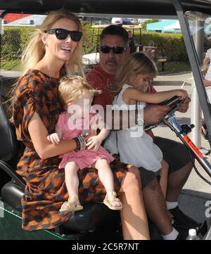 Homestead, États-Unis d'Amérique. 20 novembre 2011. HOMESTEAD, FL - NOVEMBRE 20 : (COUVERTURE EXCLUSIVE) chauffeur de voiture de course Jimmie Johnson, femme Chandra Janway (M. 10-déc-2004) avec leur jeune fille Geneviève Marie Johnson ou GM pour courte durée à la NASCAR Sprint Cup Series Ford 400 au Homestead-Miami Speedway le 20 novembre 2011 à Homestead, Floride personnes: Chandra Janway Johnson, Geneviève Marie Johnson crédit: Storms Media Group/Alay Live News Banque D'Images