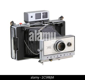 Une caméra Polaroid 350 Land sur fond blanc. Banque D'Images