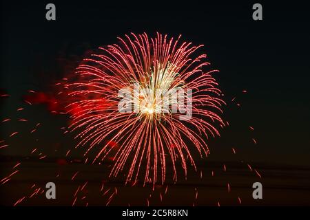 Magnifiques feux d'artifice festifs dans le ciel nocturne. Hommage multicolore et lumineux sur fond noir. Placer pour le texte. Banque D'Images