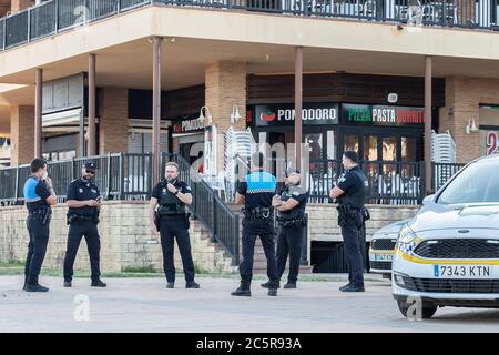 Huelva, Espagne - 4 juillet 2020: Police espagnole avec logo de la police locale sur l'uniforme maintenir l'ordre public dans la promenade de la plage d'Islantilla Banque D'Images