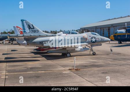 Douglas A-4 Skyhawk au Musée de l'air naval de Pensacola, Floride - demeure des Blue Angels. Banque D'Images