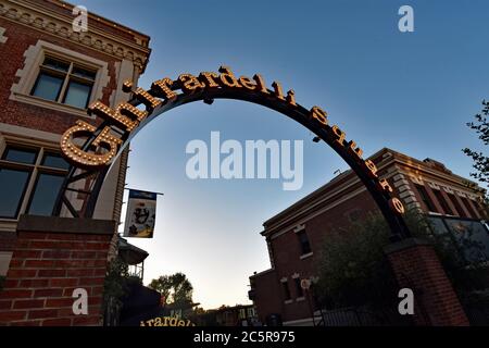 Un panneau voûté à l'entrée de la place Ghirardelli s'allume au coucher du soleil. San Francisco, Californie Banque D'Images