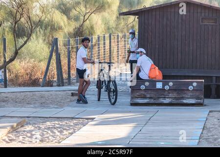 Huelva, Espagne - 4 juillet 2020: Les gardes de la plage de Junta de Andalucia contrôlent l'accès à la plage d'Islantilla pour la prévention du coronavirus covid-19 Banque D'Images