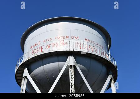 La tour d'eau grise de l'île d'Alcatraz, recouverte de graffiti rouge. Paix et liberté, foyer des Indiens libres, Bienvenue. San Francisco, Californie Banque D'Images