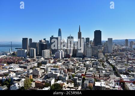 Centre-ville de San Francisco, Bay Bridge, Transamerica Pyramid et les rues du sommet de Coit Tower sur Telegraph Hill. San Francisco, Californie. Banque D'Images