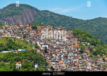 Maisons en briques rouges à Favela sur la colline à Rio de Janeiro, Brésil Banque D'Images