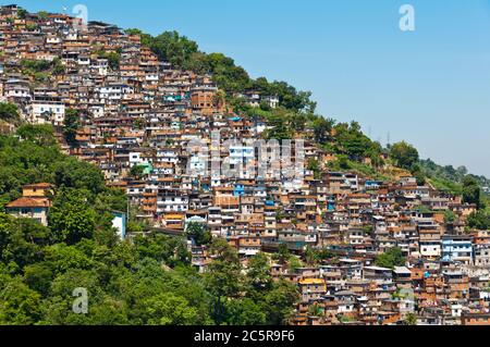 Maisons en briques rouges à Favela sur la colline à Rio de Janeiro, Brésil Banque D'Images