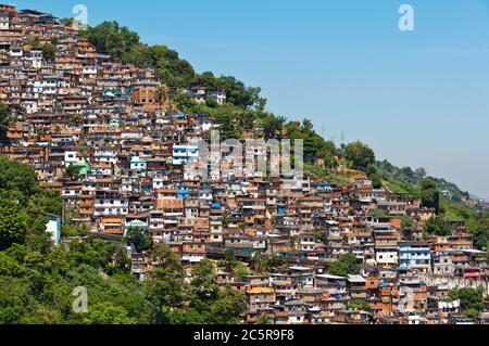 Maisons en briques rouges à Favela sur la colline à Rio de Janeiro, Brésil Banque D'Images