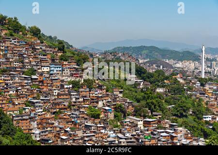 Maisons en briques rouges à Favela sur la colline à Rio de Janeiro, Brésil Banque D'Images