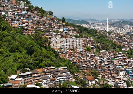 Maisons en briques rouges à Favela sur la colline à Rio de Janeiro, Brésil Banque D'Images