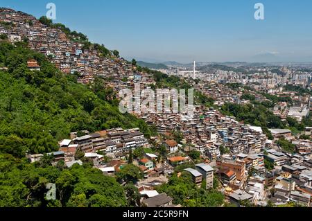 Maisons en briques rouges à Favela sur la colline à Rio de Janeiro, Brésil Banque D'Images