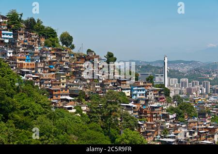 Maisons en briques rouges à Favela sur la colline à Rio de Janeiro, Brésil Banque D'Images