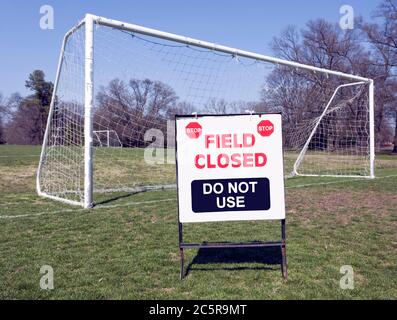 Affiche de fermeture du terrain de football avec filet de football en arrière-plan. Horizontale. Banque D'Images