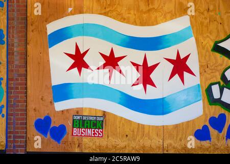 Version peinte du drapeau de la ville de chicago sur contreplaqué avec panneau d'affaires noir. Banque D'Images
