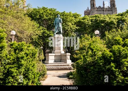 Carl von Linné Monument sur la Plaisance à mi-chemin du campus de l'Université de Chicago - père de la taxonomie moderne. Banque D'Images