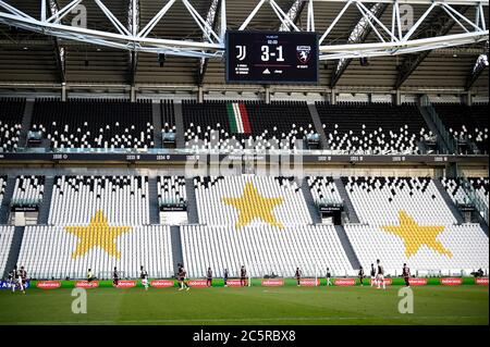 Turin, Italie. 04e juillet 2020. TURIN, ITALIE - 04 juillet 2020: Vue générale montre des sièges vides pendant le match de football de la série A entre le Juventus FC et le Torino FC. (Photo de Nicolò Campo/Sipa USA) crédit: SIPA USA/Alay Live News Banque D'Images