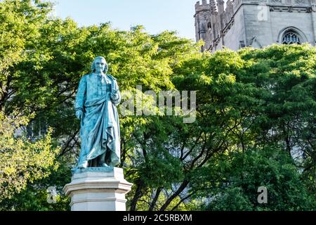 Carl von Linné Monument sur la Plaisance à mi-chemin du campus de l'Université de Chicago - père de la taxonomie moderne. Banque D'Images