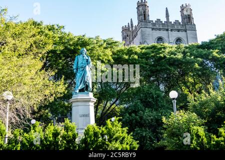 Carl von Linné Monument sur la Plaisance à mi-chemin du campus de l'Université de Chicago - père de la taxonomie moderne. Banque D'Images