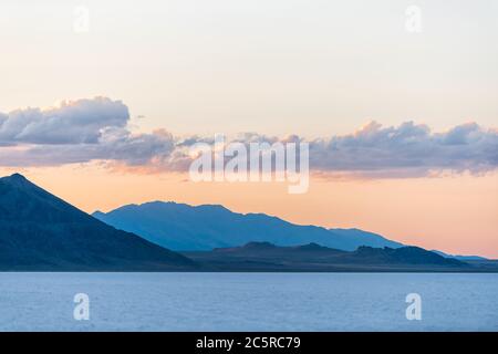 Bonneville Salt Flats Basin coloré bleu rouge crépuscule silhouette vue sur la montagne après le coucher du soleil près de Salt Lake City, Utah avec des nuages Banque D'Images