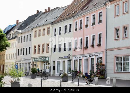 Leisnig, Allemagne. 29 juin 2020. Maisons historiques sur le marché. Comme beaucoup d'autres petites villes avec des racines médiévales, Leisnig a un haut degré de construction. Adapter le centre-ville historique densément construit aux exigences de la vie moderne est un grand défi. Une tentative pourrait être de boyaux partiellement les cours étroites et de les convertir en espaces verts semi-publics ou en jardins. Credit: Jan Woitas/dpa-Zentralbild/ZB/dpa/Alay Live News Banque D'Images