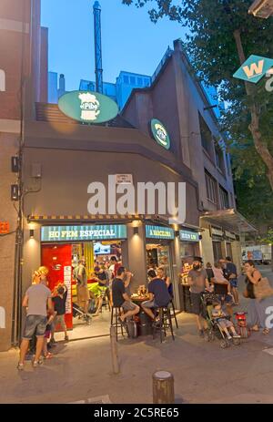 BARCELONE, ESPAGNE - 4 JUILLET 2015: Pub de bière à Rambla del Poblenou dans la nuit d'été - centre de la vie nocturne à Barcelone. Barcelone, Espagne - 4 juillet 2015 : Banque D'Images