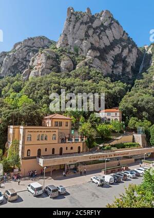 BARCELONE, ESPAGNE - 10 JUILLET 2015 : station du funiculaire inférieur de la Santa Cova. Le funiculaire permet de monter sur la montagne de Montserrat. Barcelone, Espagne - Jul Banque D'Images