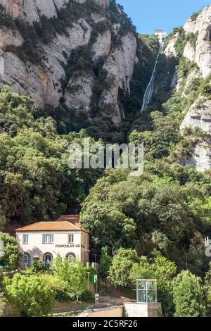 BARCELONE, ESPAGNE - 10 JUILLET 2015 : stations de funiculaire inférieur et supérieur de la Santa Cova. Le funiculaire permet de monter sur la montagne de Montserrat. Barcelone, Banque D'Images