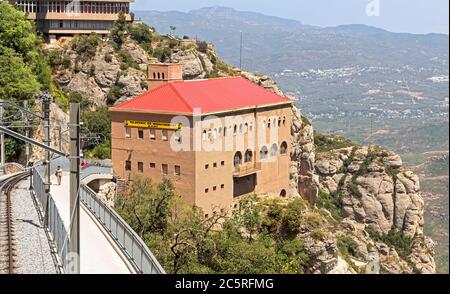 BARCELONE, ESPAGNE - 10 JUILLET 2015: Station supérieure du téléphérique 'Montserrat-AERI'. Monastère de Montserrat situé en haut des montagnes près de Barcelone, S. Banque D'Images