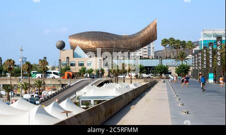 BARCELONE, ESPAGNE - 12 JUILLET 2015 : la promenade et la sculpture moderne El Peix d'Or de Frank Gehry se trouvent dans le Vila Olimpica de Barcelone, village olympique f Banque D'Images