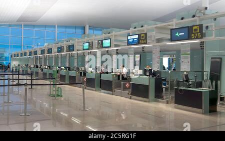 BARCELONE, ESPAGNE - 16 JUILLET 2015 : zone d'enregistrement publique d'un aéroport de Barcelone avec barrières de contrôle des foules. L'aéroport est l'un des plus grands d'Europe Banque D'Images