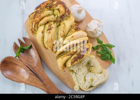 pain au pesto de basilic tressé sur une table Banque D'Images