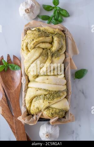 pain au pesto de basilic tressé sur une table Banque D'Images