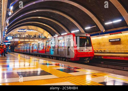 Santiago, Chili - avril 2016 : un métro de Santiago train sur la ligne 4 Banque D'Images