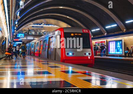 Santiago, Chili - avril 2016 : un métro de Santiago train sur la ligne 4 Banque D'Images